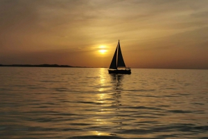 Elegant solnedgångskryssning under segel, stor yacht, full komfort