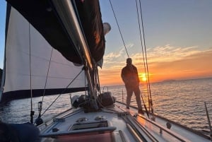 Elegant solnedgångskryssning under segel, stor yacht, full komfort