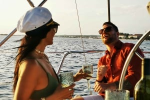 Elegant solnedgångskryssning under segel, stor yacht, full komfort