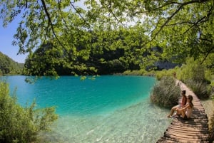 ザダル：入場券付きプリトヴィツェ湖群への移動