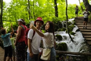 ザダル：入場券付きプリトヴィツェ湖群への移動