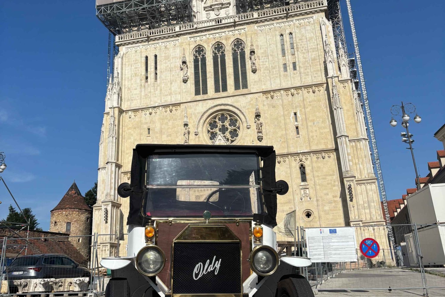 Zagreb: Lower Town Tour by Electric Vintage Car