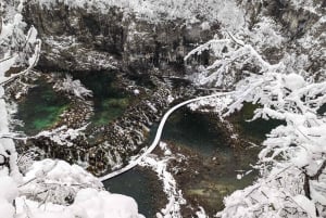 Zagrzeb: Jeziora Plitwickie z biletem i wycieczką do Rastoke dla maks. 8 osób