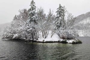 Zagrzeb: Jeziora Plitwickie z biletem i wycieczką do Rastoke dla maks. 8 osób