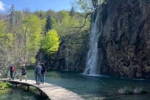 Zagreb: Rastoke & Plitvice Lakes Guided Tour with Ticket