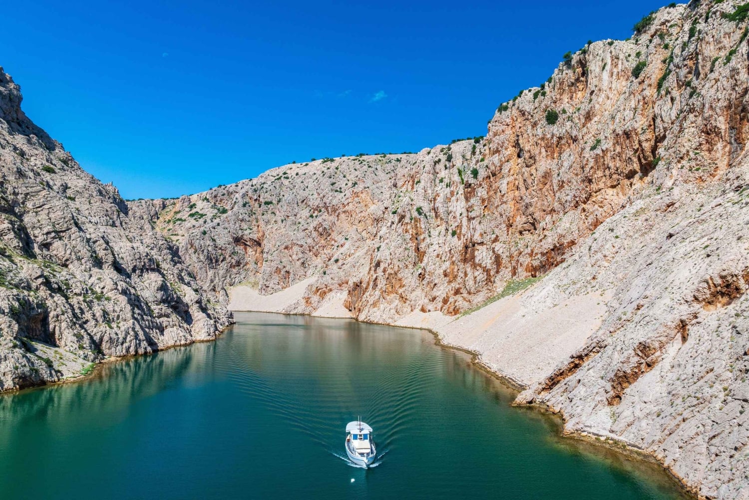 ズルマニャ川とクロアチアの 3 つの海を巡るボート ツアー