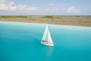 Bacalar: Excursión en grupo en velero con baño y bebidas