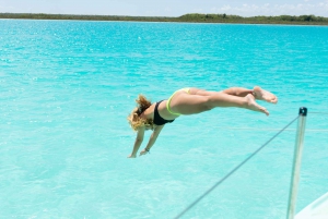 Bacalar: Excursión en grupo en velero con baño y bebidas