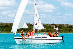 Bacalar: Excursión en grupo en velero con baño y bebidas