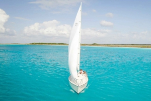 Bacalar: Excursión en grupo en velero con baño y bebidas