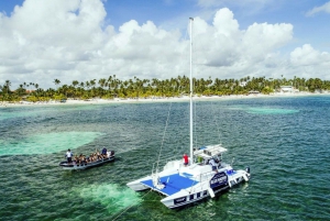 Bávaro: Punta Cana Catamaran Tour with Open Bar and Snacks