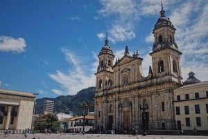 Bogotá: Walking Tour in La Candelaria with Refreshments