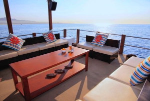 Cabo San Lucas: Private Catamaran Tour with Snorkeling