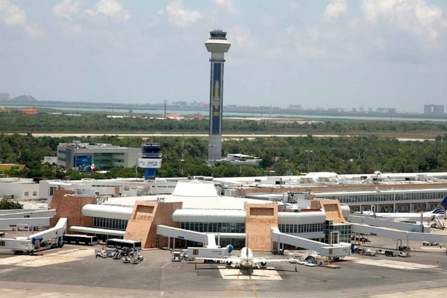 Transporte privado al aeropuerto de Cancún con WIFI