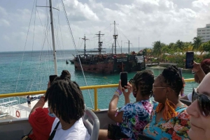 Cancun: City Tour on a sightseeing bus