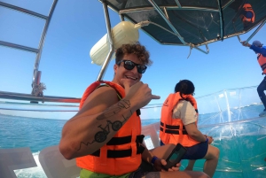 Cancún: Clear Boat Ride with drinks