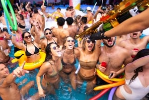 Cancun: Coco Bongo Beach Club Day Pass