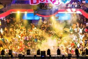 Cancún: Coco Bongo Fiesta de Año Nuevo en la Playa con Barra Libre y Comida