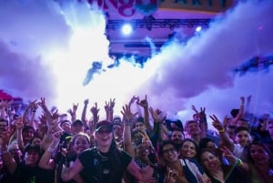 Cancún: Coco Bongo Fiesta de Año Nuevo en la Playa con Barra Libre y Comida