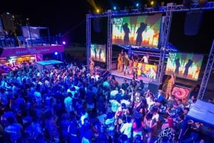 Cancún: Coco Bongo Fiesta de Año Nuevo en la Playa con Barra Libre y Comida