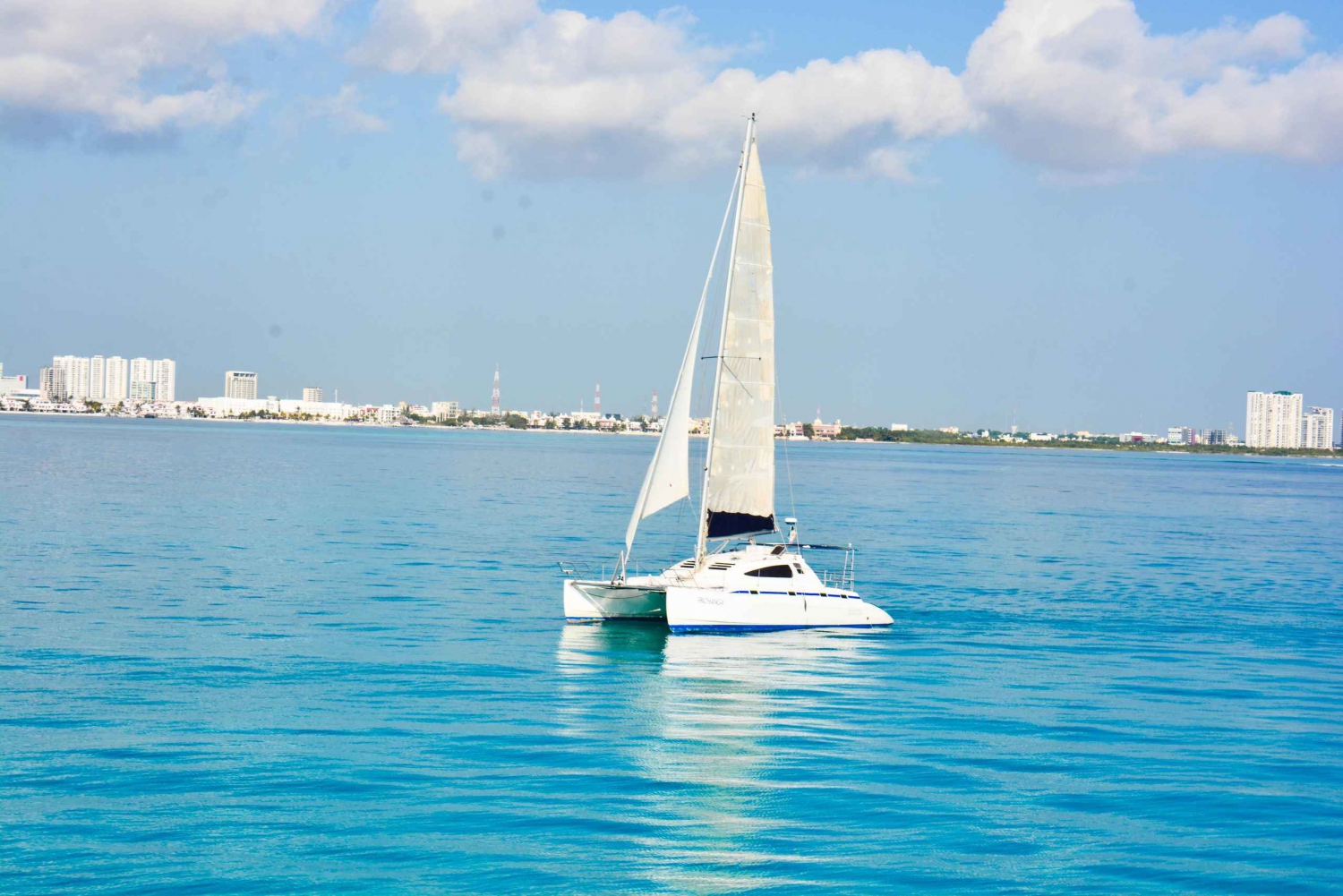 Cancún: Aventura en catamarán por Isla Mujeres con comida y ...