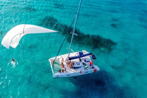 Cancún: Aventura en catamarán por Isla Mujeres con comida y ...