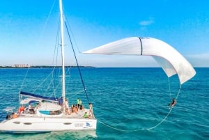 Cancún: Aventura en catamarán por Isla Mujeres con comida y ...