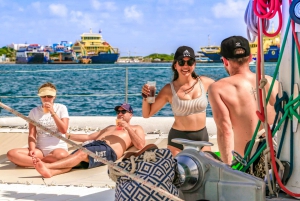 Cancún: Aventura en catamarán por Isla Mujeres con comida y ...