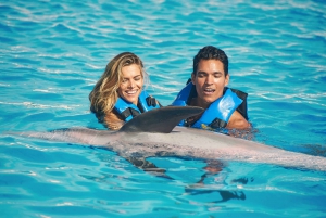 Cancún: Isla Mujeres Catamaran Tour & Swim with Dolphins