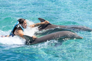 Cancún: Isla Mujeres Catamaran Tour & Swim with Dolphins