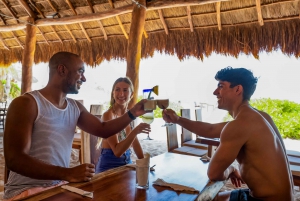 Cancún: Catamarán Isla Mujeres c/comida a bordo y bebidas