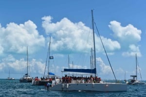 Cancun: Isla Mujeres Only Adults Catamaran, snorkel & lunch