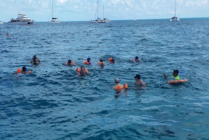 Cancun: Isla Mujeres Only Adults Catamaran, snorkel & lunch