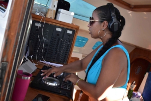 Cancun: Isla Mujeres Only Adults Catamaran, snorkel & lunch