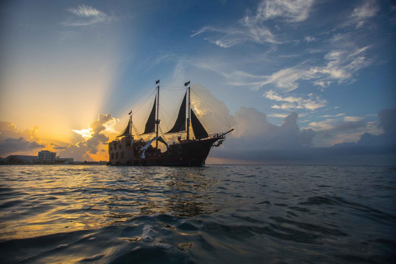 Cancún: Cena Crucero Pirata Jolly Roger