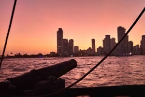 Cartagena, CO: Sunset Skyline Pirate Boat Tour with Drinks