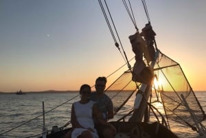 Cartagena, CO: Sunset Skyline Tour en barco pirata con bebidas