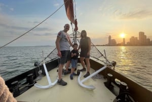 Cartagena, CO: Sunset Skyline Tour en barco pirata con bebidas