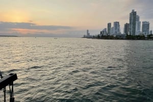 Cartagena, CO: Sunset Skyline Pirate Boat Tour with Drinks