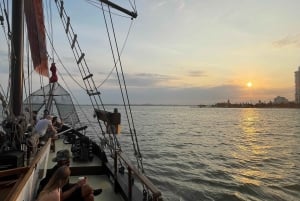 Cartagena, CO: Sunset Skyline Tour en barco pirata con bebidas