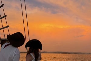 Cartagena, CO: Sunset Skyline Pirate Boat Tour with Drinks