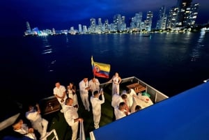 Cartagena: EXCLUSIVE SUNSET ON YACHT IN THE BAY WITH LIQUOR