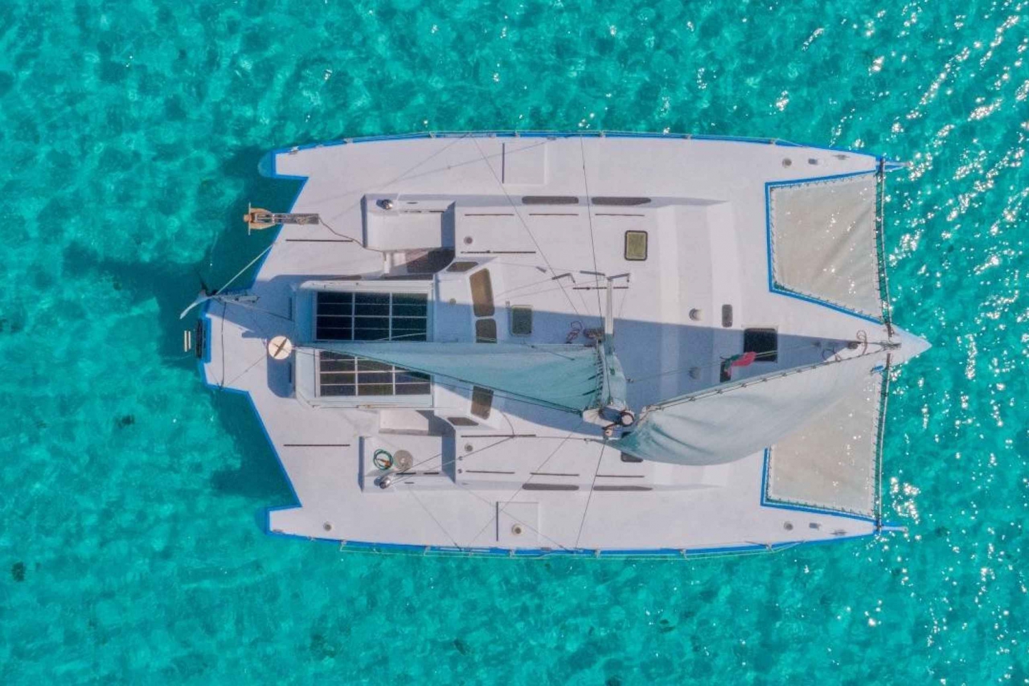 Catamarán a Isla Mujeres, almuerzo, barra libre y snorkel