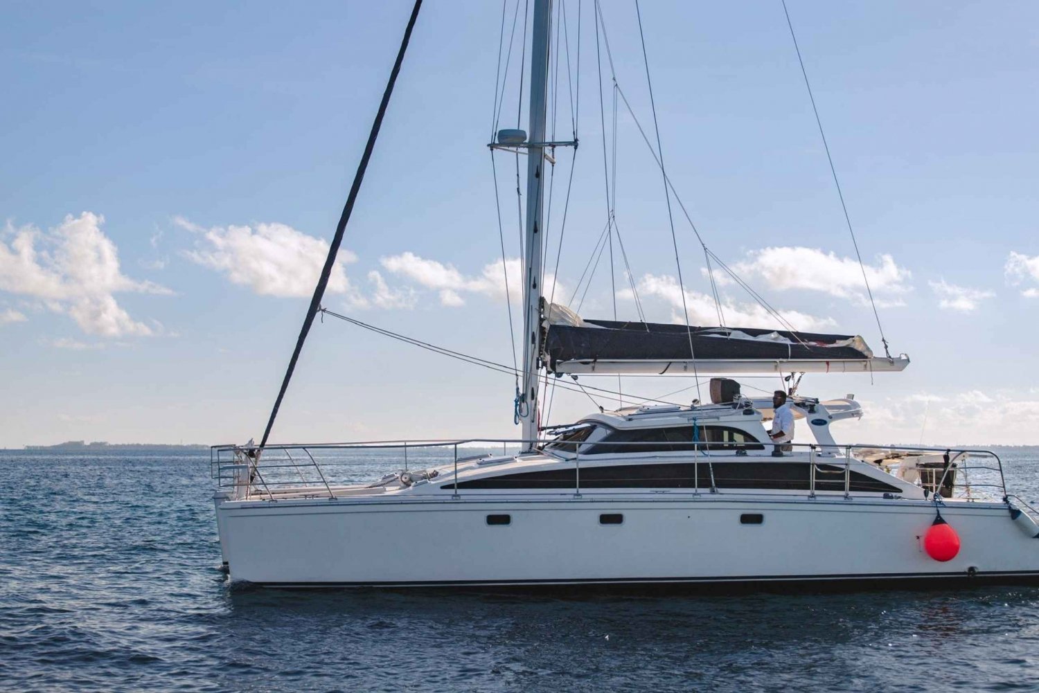 Catamarán con barra libre y comida incluida