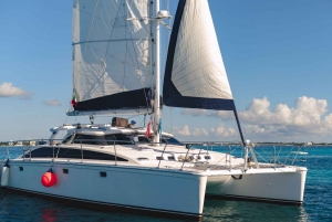 Catamarán con barra libre y comida incluida