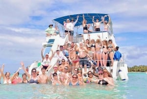 Enjoy 3 hours in the VIP Yacht Party Cruise with Open Bar