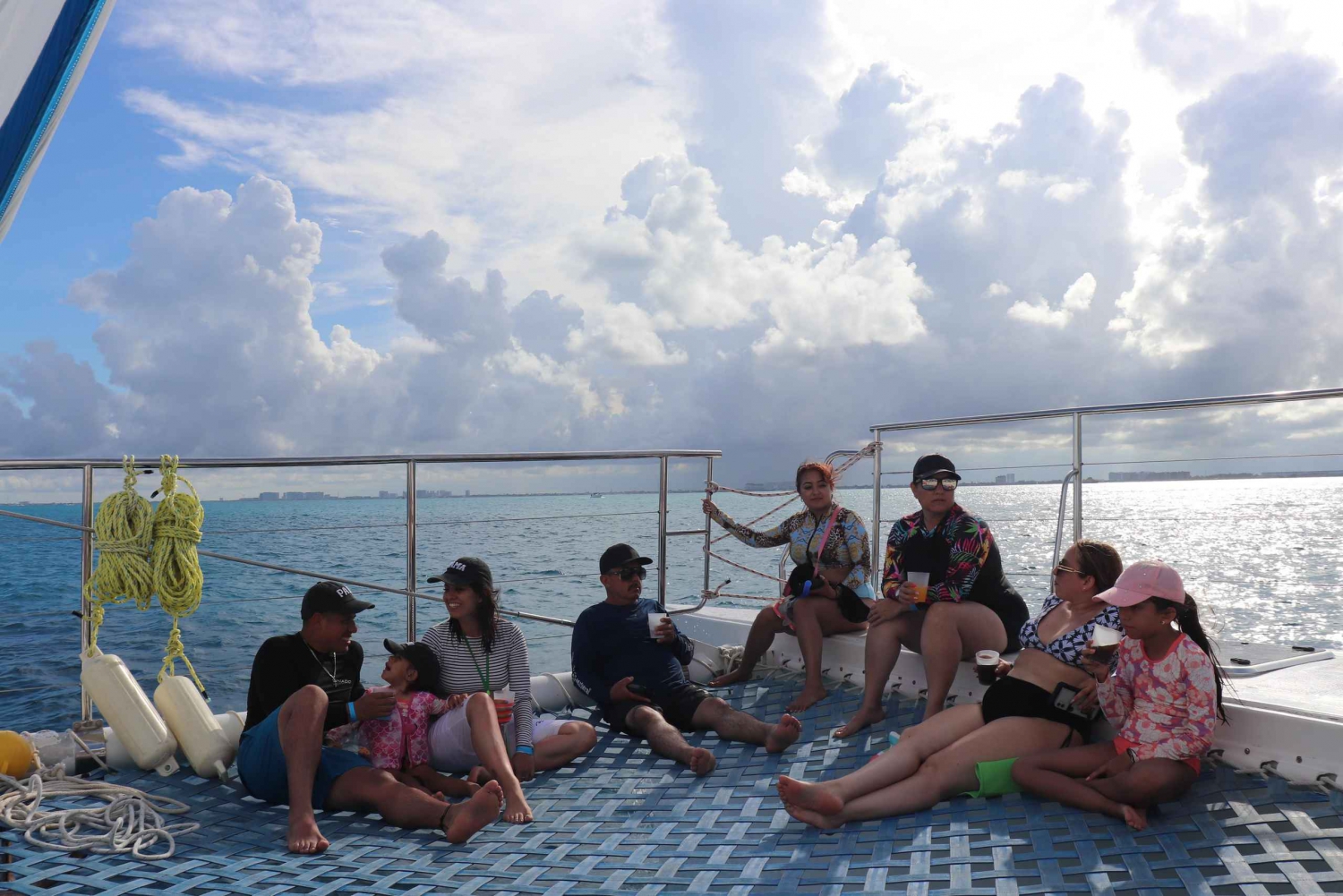 Excursión familiar en catamarán por Isla Mujeres con snorkel