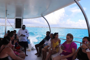 Excursión familiar en catamarán por Isla Mujeres con snorkel