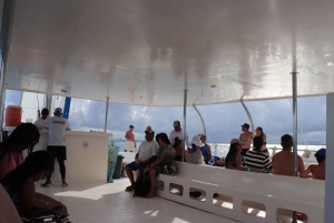 Excursión familiar en catamarán por Isla Mujeres con snorkel