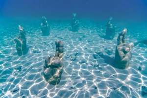 Excursión familiar en catamarán por Isla Mujeres con snorkel